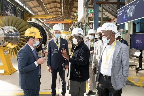 Nigerian officials speaking to Siemens Energy personnel. 