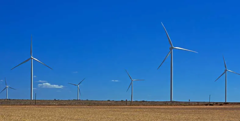 Wind_turbines_against_a_blue_sky 