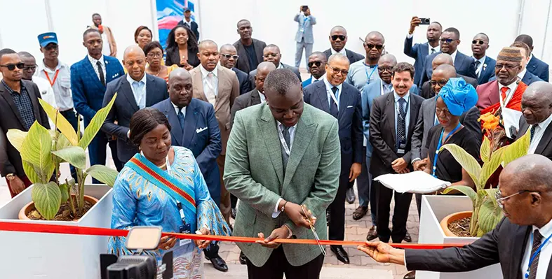 Men_cutting_ribbon_to_open_Raxio_data_centre_in_DRC