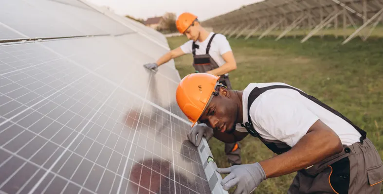 Engineers_installing_solar_panels_IEA_Senegal_Kenya_scaling_up_power