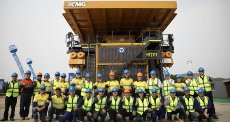 XCMG_XDE260_mining_truck_workers