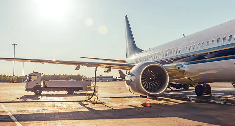 jet_refuelling_aircraft_tarmac