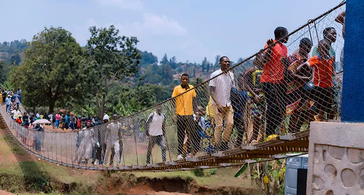 people_walking_on_community_footbridge_Rwanda