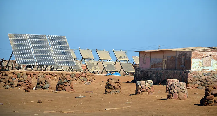 solar_panels_dusty_environment_Africa