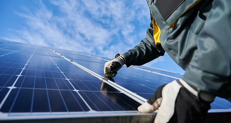 solar_panels_worker_closeup