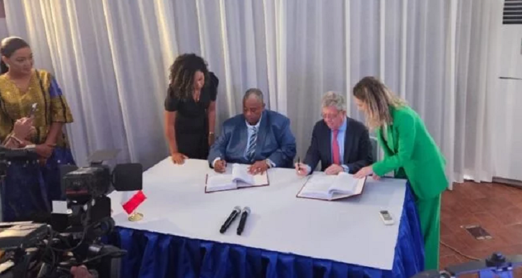 The signing ceremony for the new agreement around the Port of Lobito. 