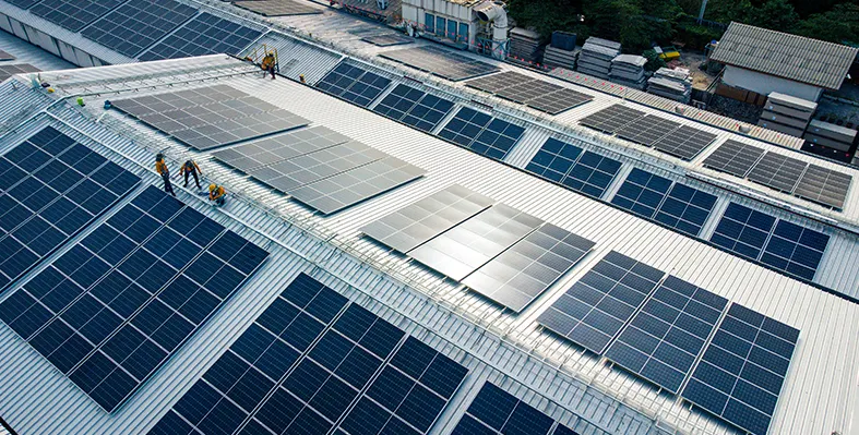 Multiple_solar_panels_on_the_rooftop