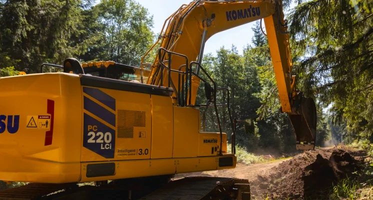 Komatsu's_/Excavator-PC220LCi