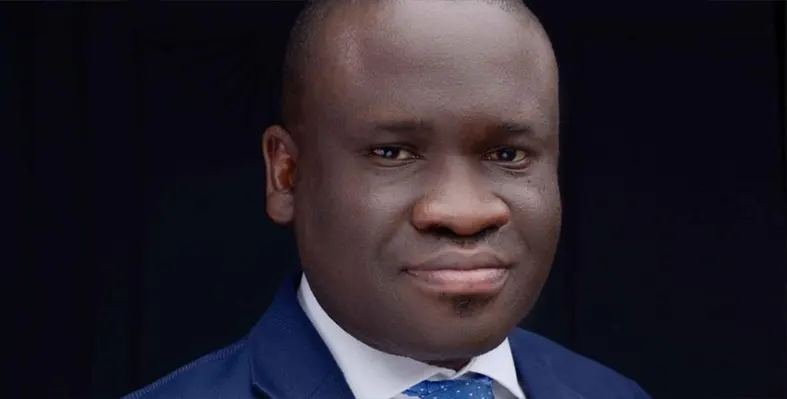 Headshot_image_Ajibola_Akindele