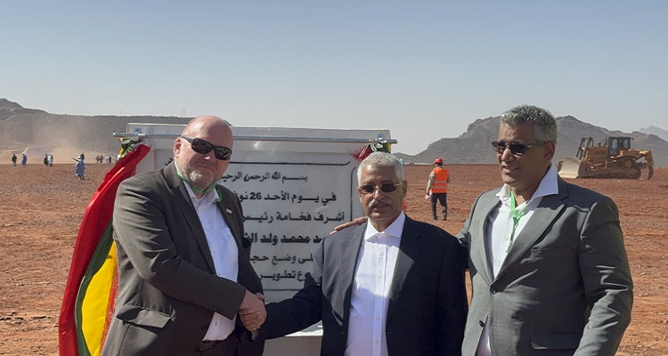 TAKRAF and SNIM senior representative shaking hands at the site in Mauritania.