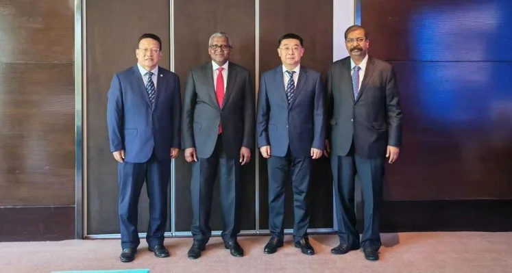 The collaboration combines XCMG's expertise in innovative, eco-efficient technologies with Dangote Group's extensive operational footprint. (Image source: XCMG Machinery) XCMG_and_Dangote_Group's_executive