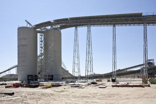 Picture_2_of_the_Mogalakwena_Mine_in_Limpopo_province_South_Africa._Copyright_ABB._Feed_silo_and_conveyor_belt