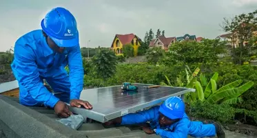 Bboxx_workers_fixing_a_panel