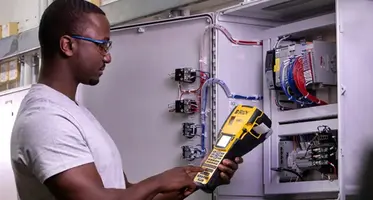 Man_with_the_labeling_machine
