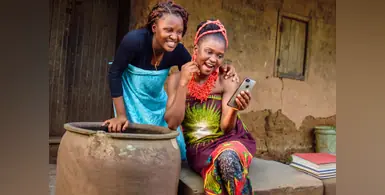 Women_on_mobile_phone