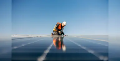 Solar_panels_being_installed_in_a_site
