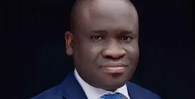 Headshot_image_Ajibola_Akindele