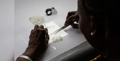 Employee_sorting_diamonds