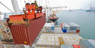 Port_with_cranes