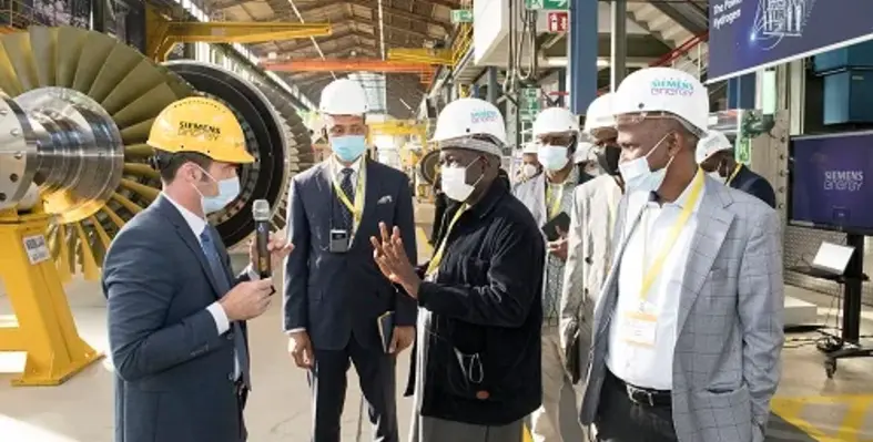 Nigerian officials speaking to Siemens Energy personnel. 