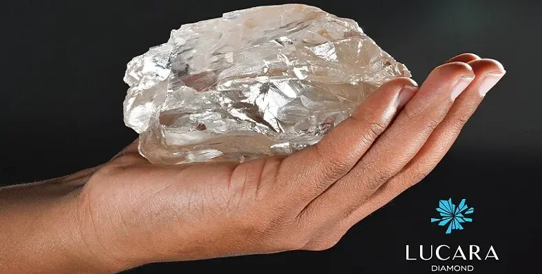 A picture of a hand holding the record-breaking diamond.