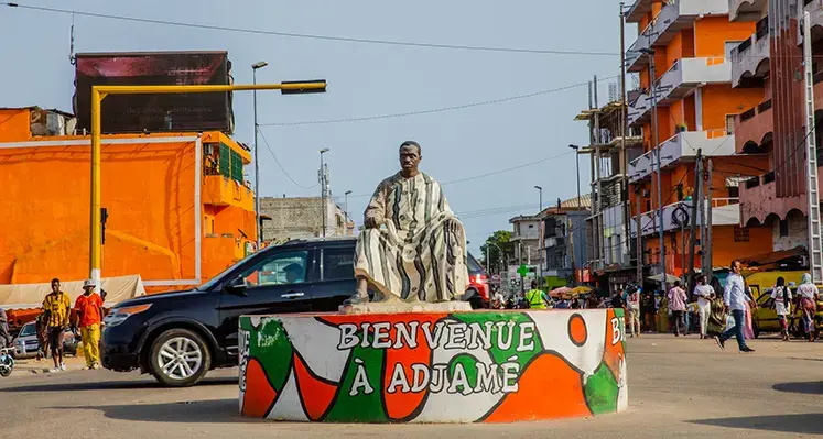 Abidjan_street_scene_statue_roundabout