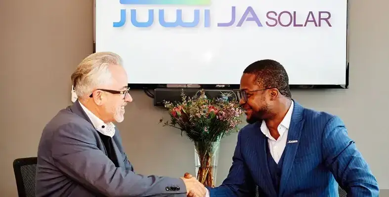 JA-Solar_JUWI_partnership_two_men_shake_hands