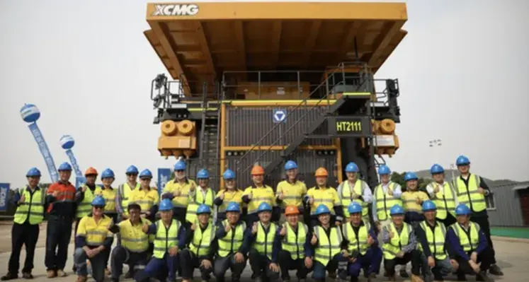 XCMG_XDE260_mining_truck_workers