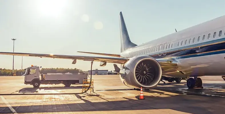 jet_refuelling_aircraft_tarmac