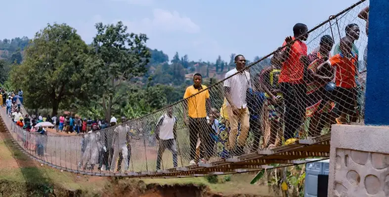 people_walking_on_community_footbridge_Rwanda