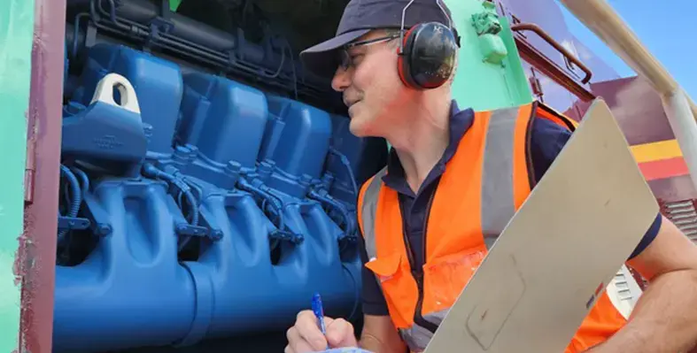 power_engine_engineer_man_ Rolls_Royce