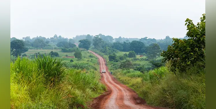 car-dirt-road-Murchison-Falls-National-Park-Uganda