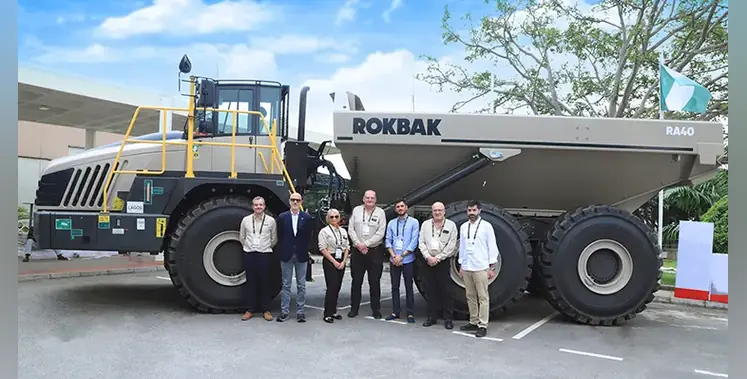 Rokbak_RA40_truck_businesspeople