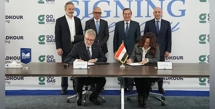 businesspeople_desk_signing_agreement