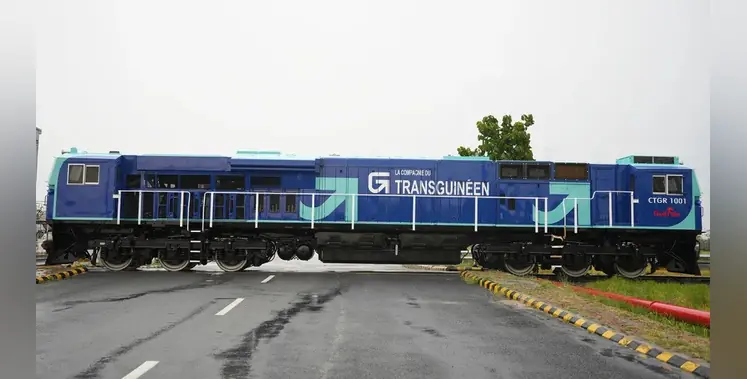blue-TransGuinéen-locomotive-railway