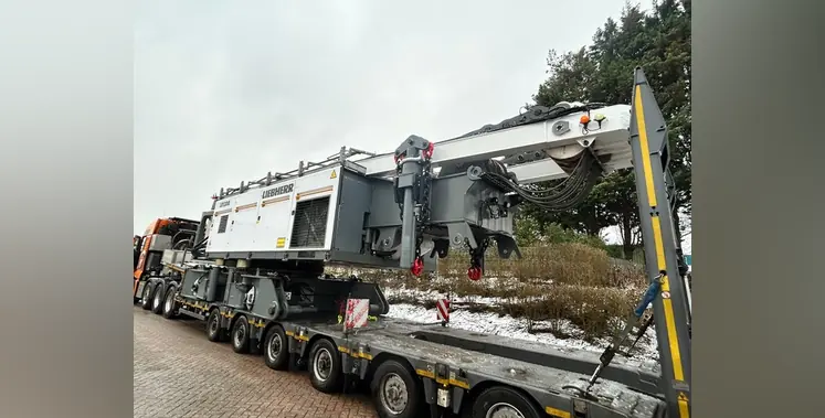 liebherr-crane-loaded-onto-transporter