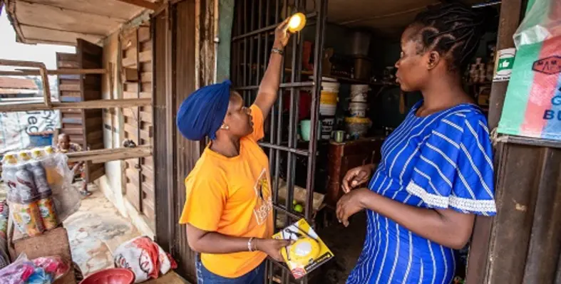 Sister Entrepreneur Iyanda Mujeedat meeting with a potential customer in Ibadan, Nigeria. (Image source: Joanna Pinneo / Solar Sister) 220723 Nigeria 2536