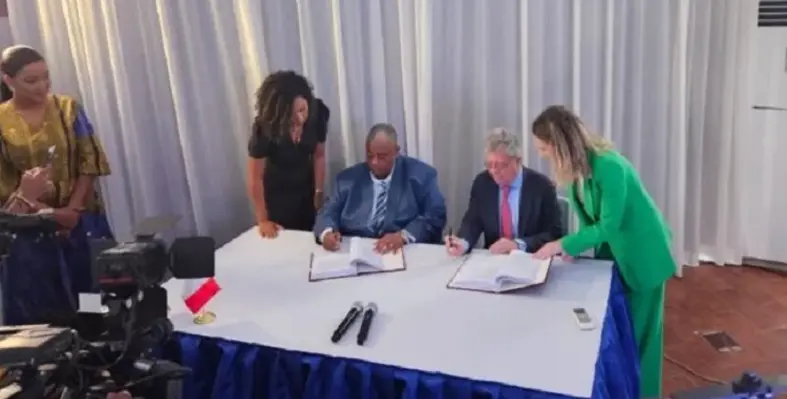 The signing ceremony for the new agreement around the Port of Lobito. 