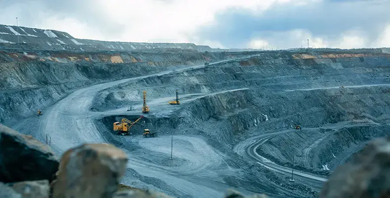 Work_of trucks_and_the_excavator_in_an_open_pit