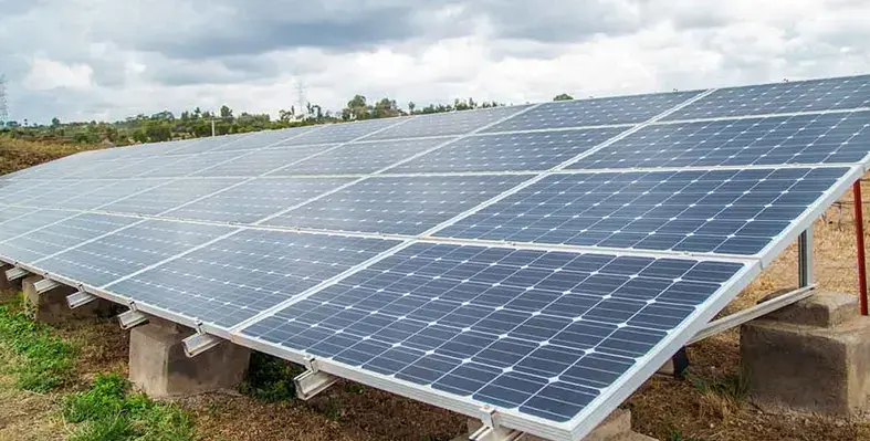 Solar_panels_on_a_field