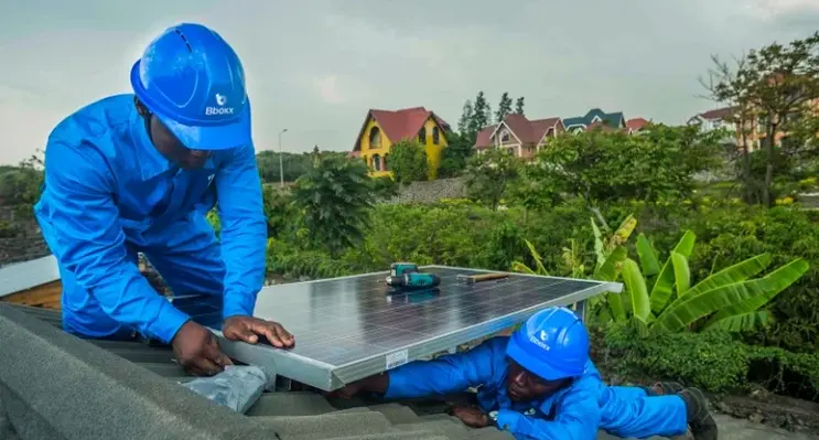 Bboxx_workers_fixing_a_panel