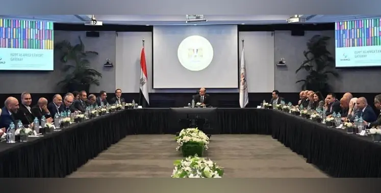 Members_sitting_in_a_roundtable_conference 