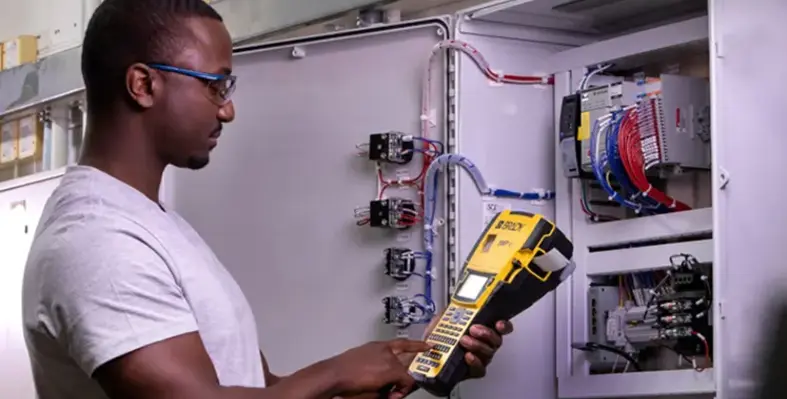 Man_with_the_labeling_machine