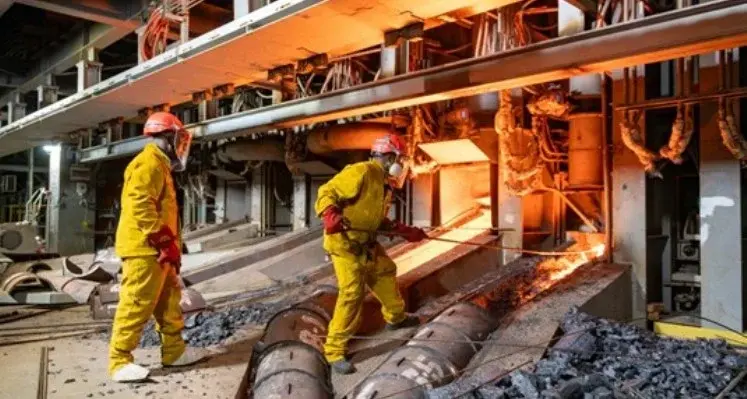 Workers_at_copper_smelter