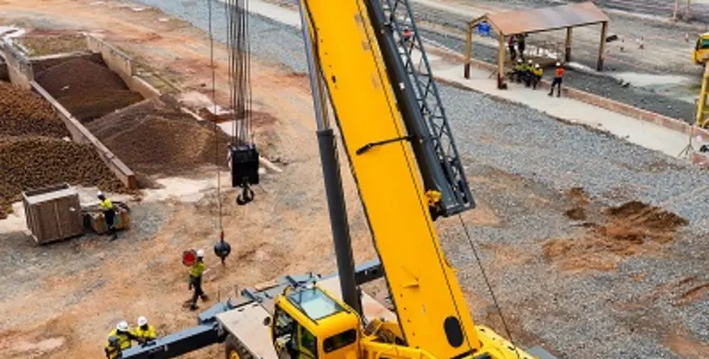 The thee-axle, 150 t capacity Grove GRT9165 features a 62.5 m boom and class-leading load charts. (Image source: Manitowoc) Long time Grove dealer Paterson Simons crane Newmont Minnig