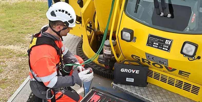 Manitowoc's_engineer_fixing_parts