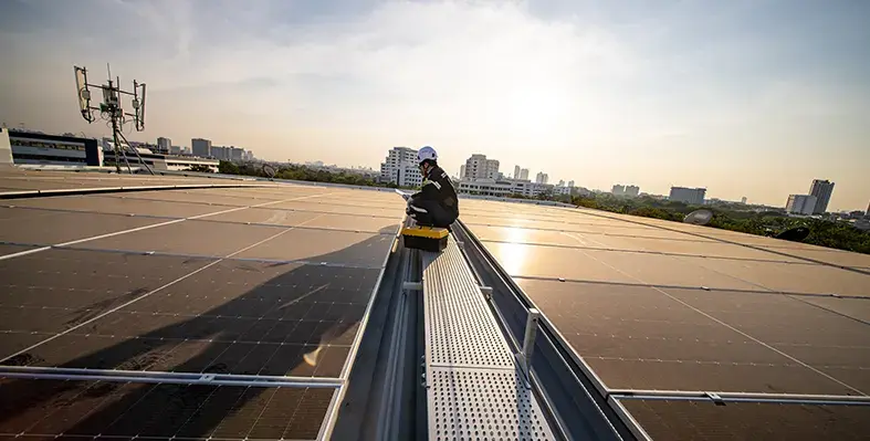 An_engineer_with_solar_panels_on_rooftop