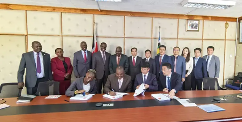 Both_the_companies'_officials_signing_MoU