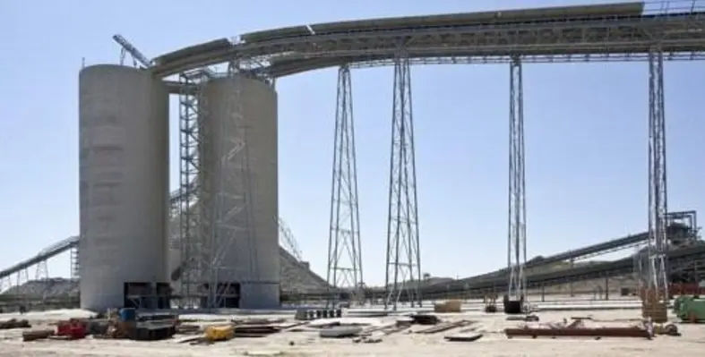 Picture_2_of_the_Mogalakwena_Mine_in_Limpopo_province_South_Africa._Copyright_ABB._Feed_silo_and_conveyor_belt