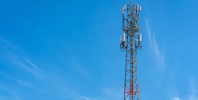 Telecommunication_tower_facing_the_sky